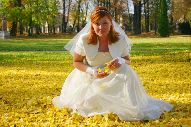 bride-in-autumn-park-1-1439450